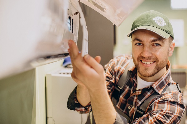 Tecnico si occupa della manutenzione regolare.