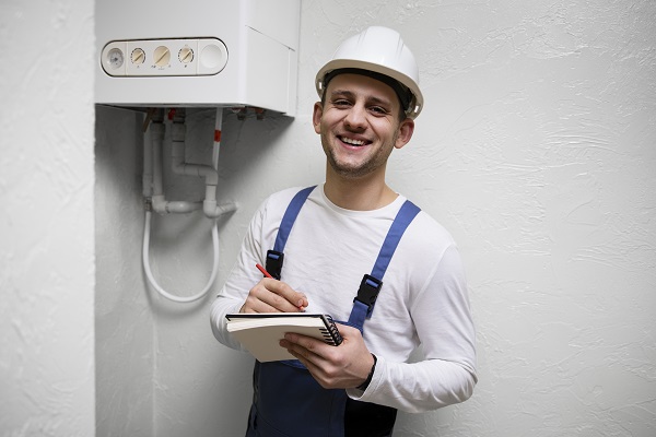 Tecnico si occupa dell'installazione delle caldaie.